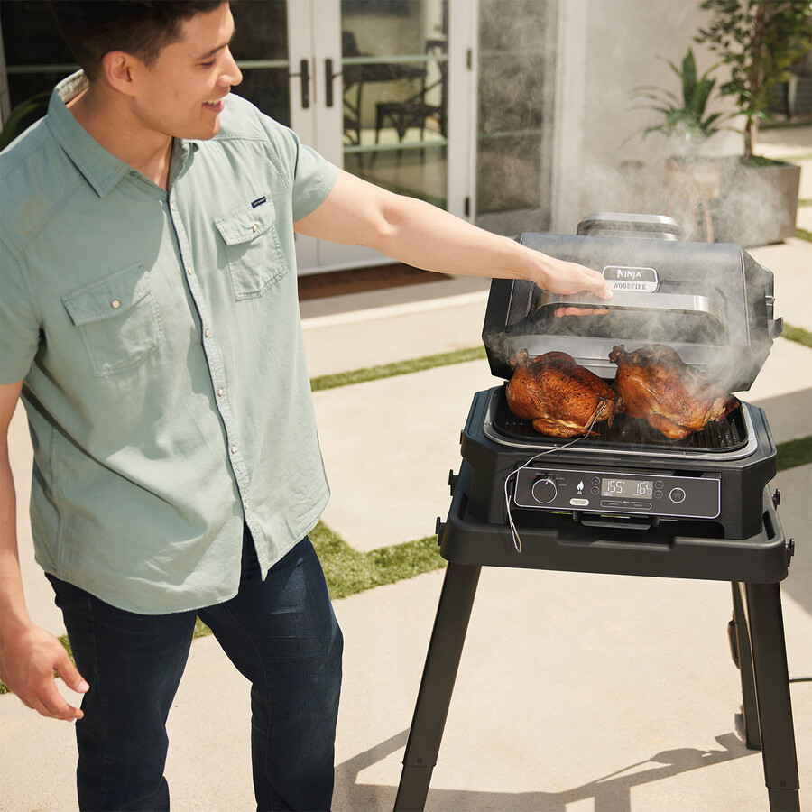 barbecue et fumoir électrique ninja woodfire pro xl avec support et housse