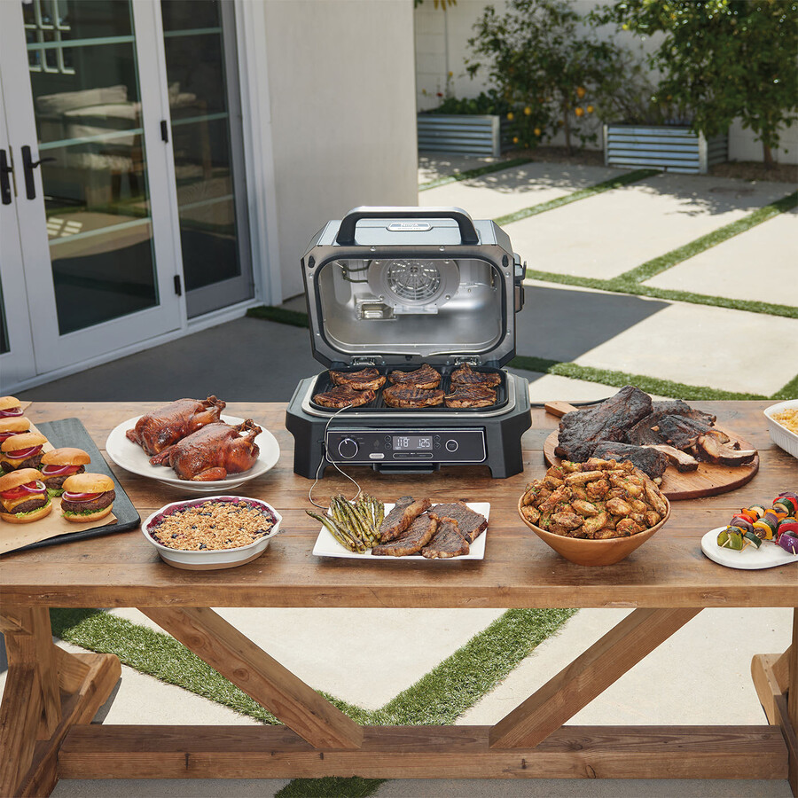 barbecue et fumoir électrique ninja woodfire pro xl avec support et housse