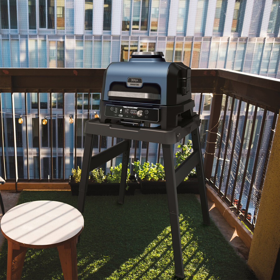 barbecue et fumoir électrique ninja woodfire pro connect xl avec support et housse
