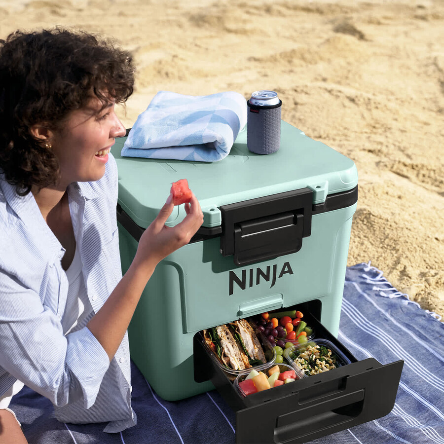 glacière à roulettes ninja frostvault 30qt28l avec zone sèche bleu écume de mer fb230ukmt