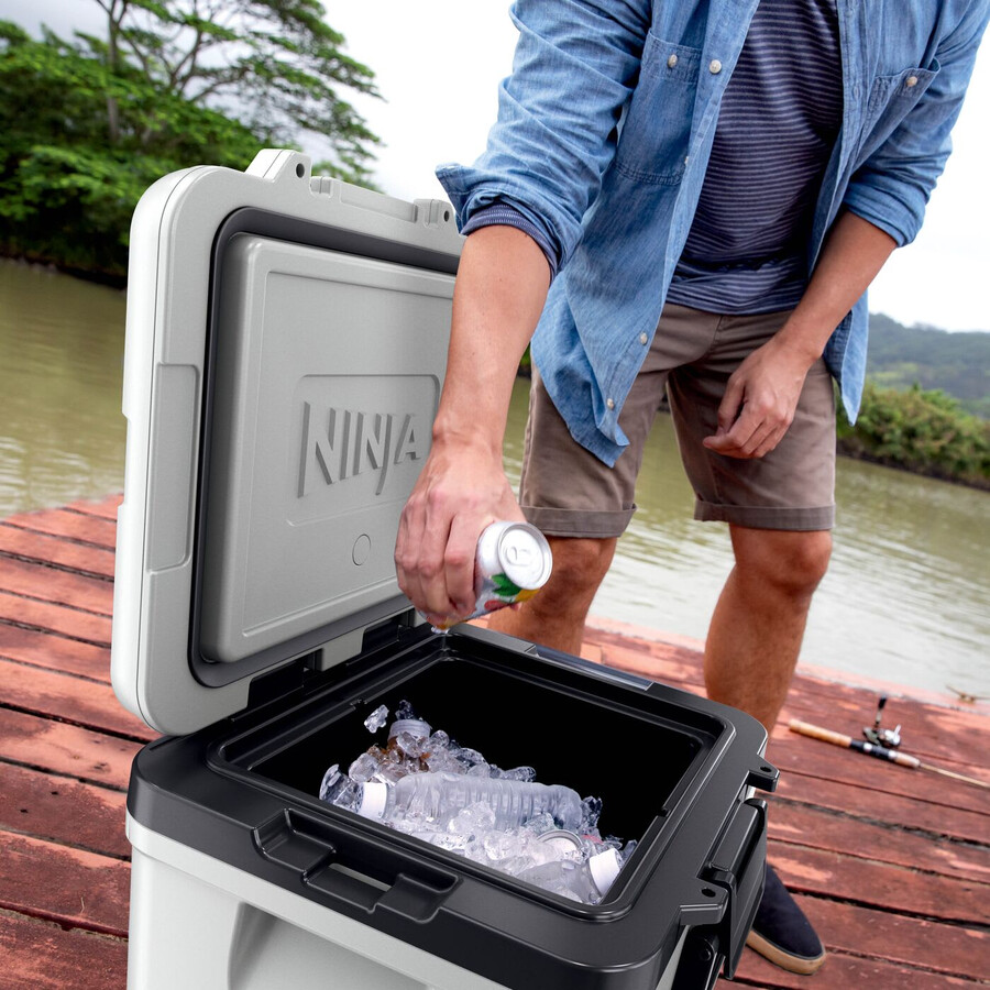 glacière à roulettes ninja frostvault 30qt28l avec zone sèche blanc nuage fb230ukwh