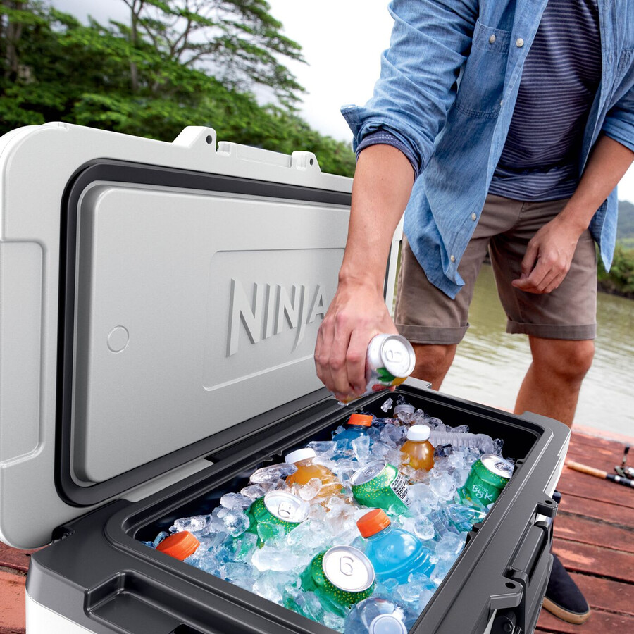 glacière à roulettes ninja frostvault 65qt61l avec zone sèche blanc nuage fb265euukwh